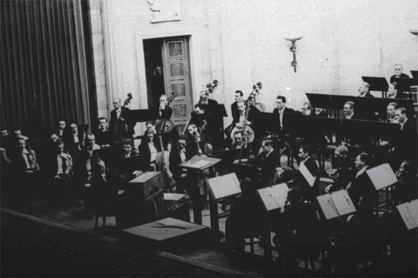 Grossansicht Oskar Sala als Solist am Konzerttrautonium 1942 in Budapest (Deutsches Museum, Archiv Bild-Nr. L_5053_09)