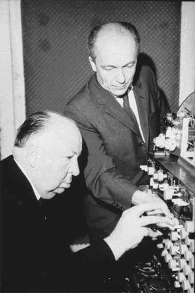 Grossansicht Alfred Hichcock und Oskar Sala am Mixturtrautonium